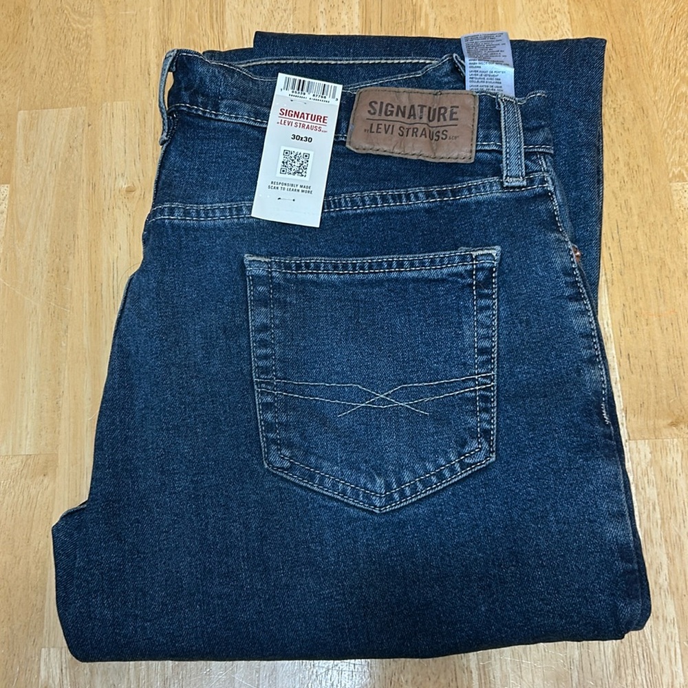 Men’s Levi’s Relaxed 
Dark Blue 
New with tags